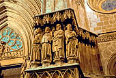 Tarragona - La cattedrale, particolare delle statue di profeti e apostoli ai lati del portale principale.